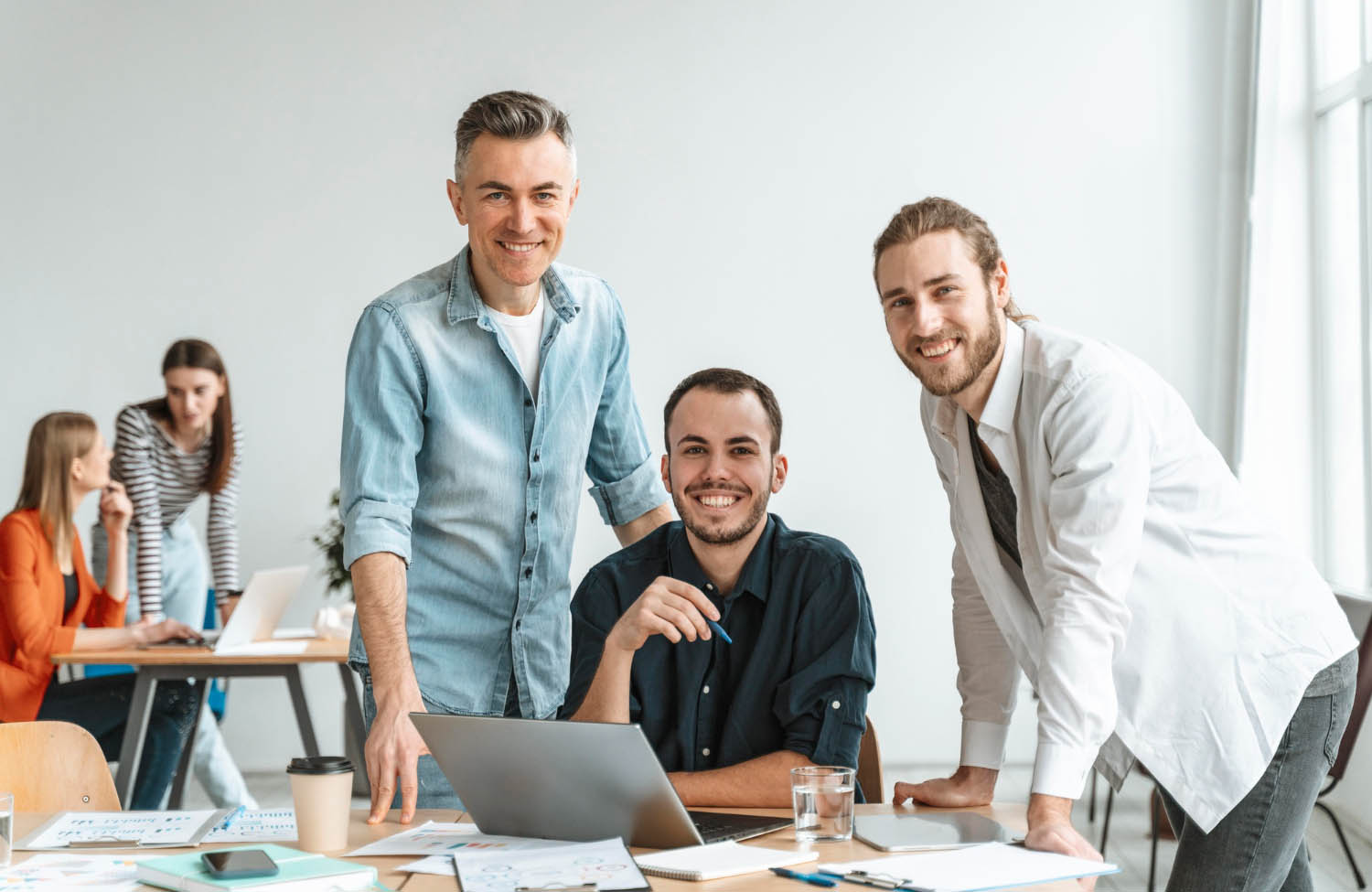 Menschen im Büro besprechen Lernziele für Englischkurse