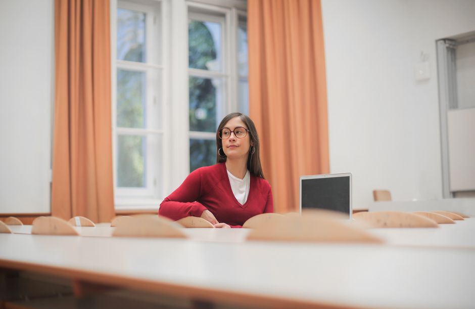 Porträt einer Person mit neutralem Hintergrund